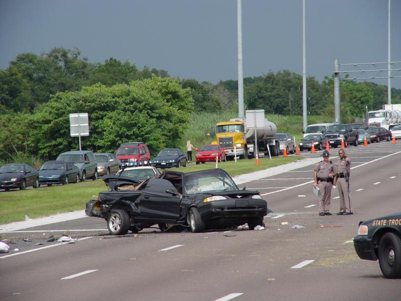 Bad car crash on the highway, traffic stopped, state troopers present - When to get an attorney for a car accident - Mirador Law - Pleasanton car accident attorneys